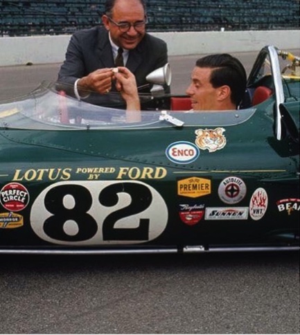 Jim reçoit la Bague du vainqueur "d'Indianapolis 500"